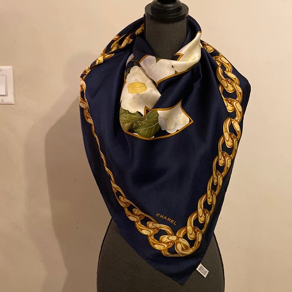 Chanel coco square silk scarf - Picture 13 of 14